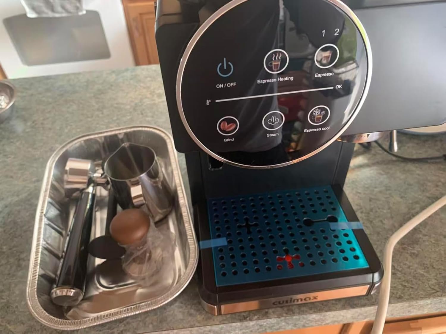 review-1-19 CUSIMAX built-in conical burr grinder grinding fresh beans
