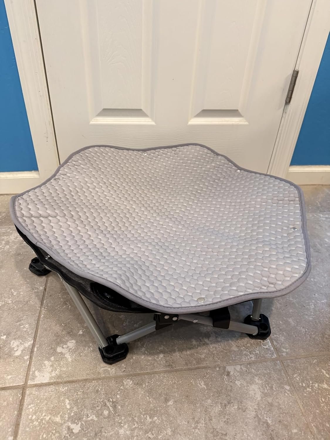 Close-up of the breathable mesh and 16mm steel frame on the Pecute elevated dog cot